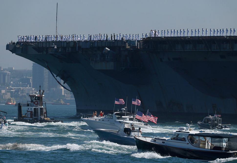 Imagini emoționante în San Diego. Ruginit, portavionul USS Abraham Lincoln s-a întors în port, după o misiune dramatică de 322 de zile 1109345
