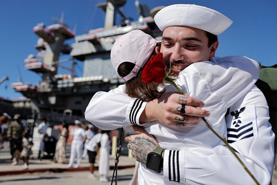 Imagini emoționante în San Diego. Ruginit, portavionul USS Abraham Lincoln s-a întors în port, după o misiune dramatică de 322 de zile 1109347