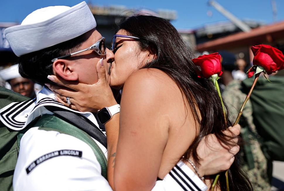 Imagini emoționante în San Diego. Ruginit, portavionul USS Abraham Lincoln s-a întors în port, după o misiune dramatică de 322 de zile 1109348