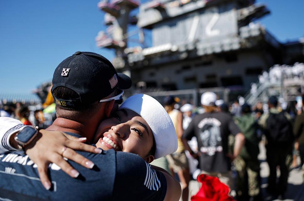 Imagini emoționante în San Diego. Ruginit, portavionul USS Abraham Lincoln s-a întors în port, după o misiune dramatică de 322 de zile 1109349