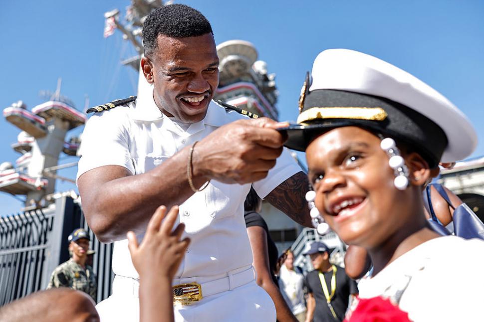Imagini emoționante în San Diego. Ruginit, portavionul USS Abraham Lincoln s-a întors în port, după o misiune dramatică de 322 de zile 1109350