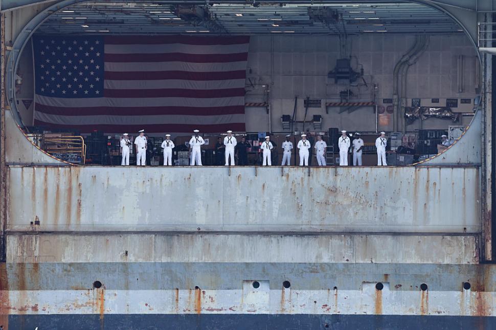 Imagini emoționante în San Diego. Ruginit, portavionul USS Abraham Lincoln s-a întors în port, după o misiune dramatică de 322 de zile 1109351