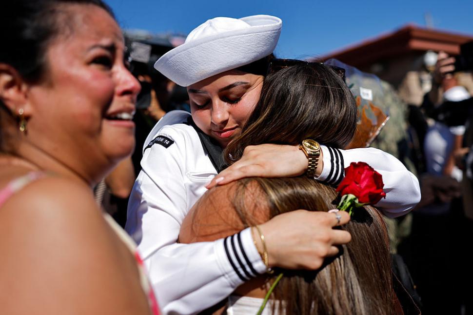 Imagini emoționante în San Diego. Ruginit, portavionul USS Abraham Lincoln s-a întors în port, după o misiune dramatică de 322 de zile 1109352