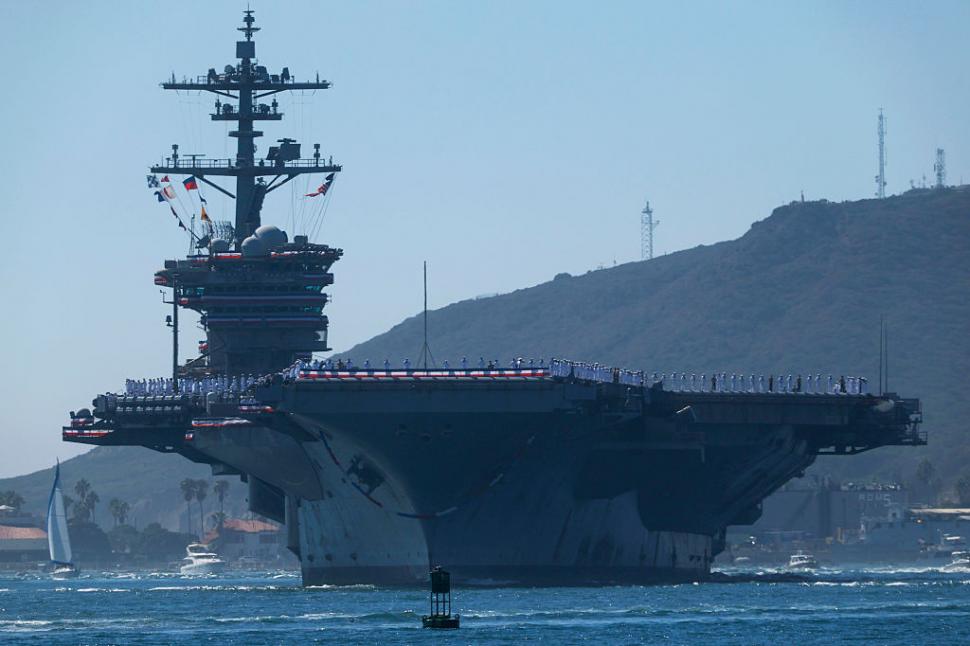 Imagini emoționante în San Diego. Ruginit, portavionul USS Abraham Lincoln s-a întors în port, după o misiune dramatică de 322 de zile 1109353
