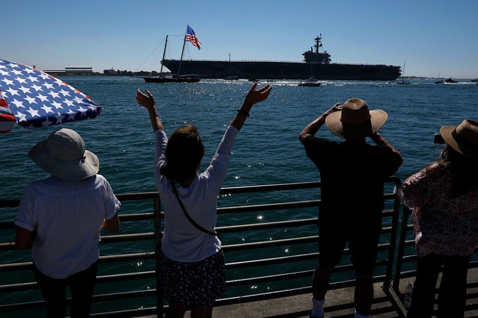 Imagini emoționante în San Diego. Ruginit, portavionul USS Abraham Lincoln s-a întors în port, după o misiune dramatică de 322 de zile 1109354