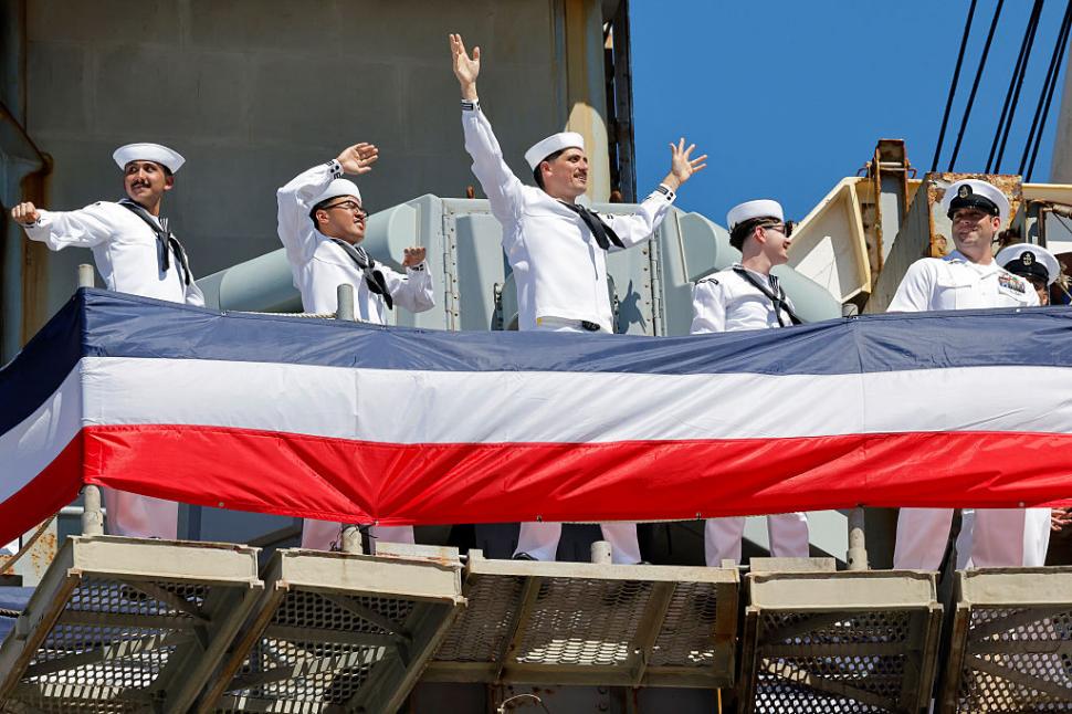 Imagini emoționante în San Diego. Ruginit, portavionul USS Abraham Lincoln s-a întors în port, după o misiune dramatică de 322 de zile 1109355