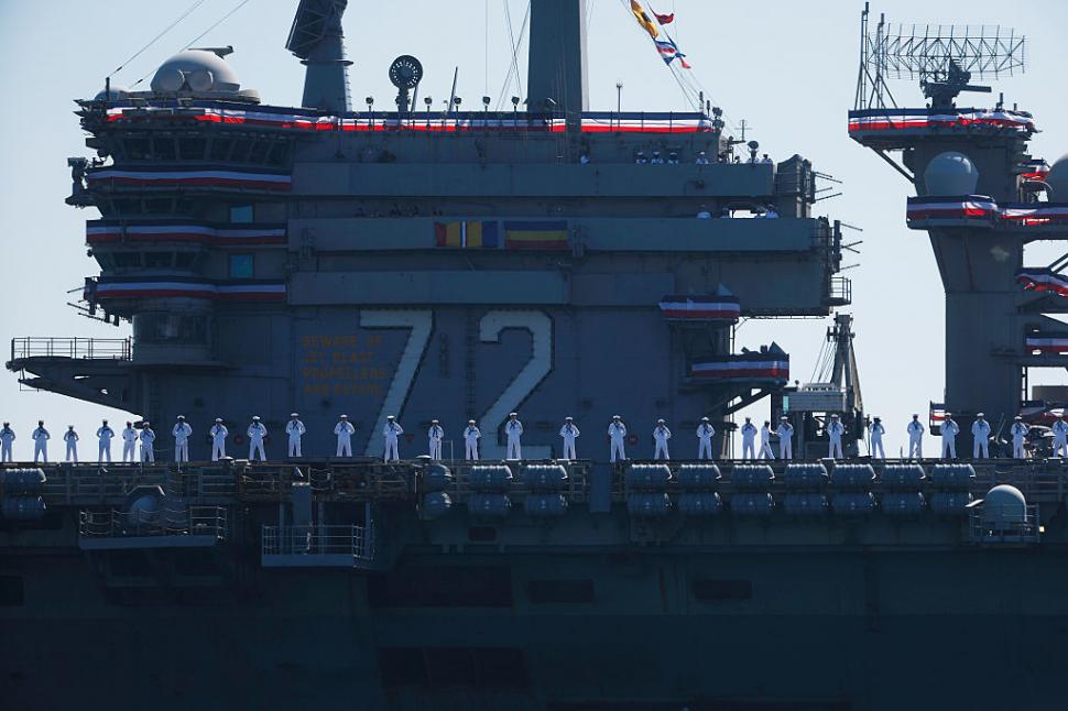 Imagini emoționante în San Diego. Ruginit, portavionul USS Abraham Lincoln s-a întors în port, după o misiune dramatică de 322 de zile 1109356