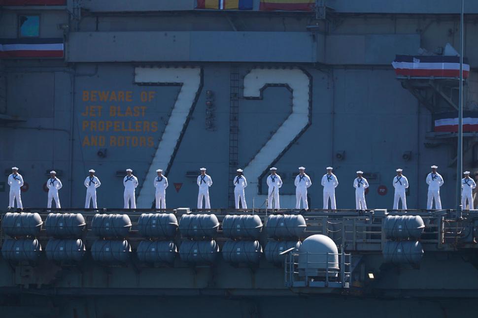 Imagini emoționante în San Diego. Ruginit, portavionul USS Abraham Lincoln s-a întors în port, după o misiune dramatică de 322 de zile 1109357
