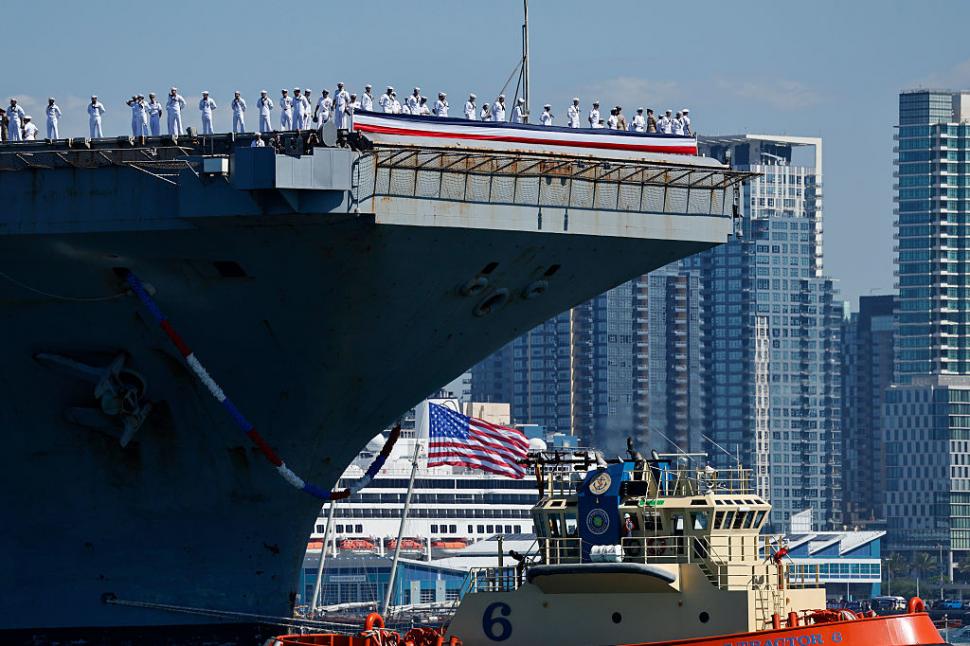 Imagini emoționante în San Diego. Ruginit, portavionul USS Abraham Lincoln s-a întors în port, după o misiune dramatică de 322 de zile 1109359