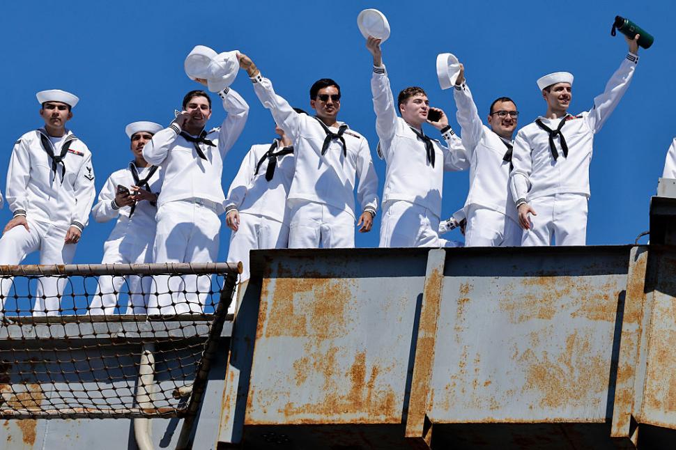 Imagini emoționante în San Diego. Ruginit, portavionul USS Abraham Lincoln s-a întors în port, după o misiune dramatică de 322 de zile 1109360