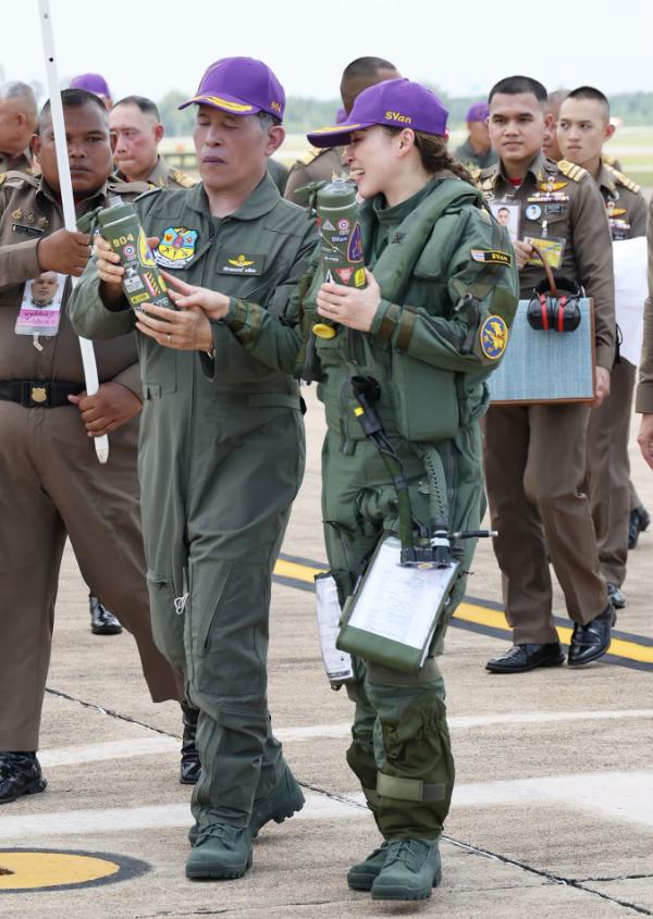 Imagini rare. Regina Suthida a Thailandei a pilotat singură un avion de luptă Gripen, ea are peste 1.188 de ore de zbor 1109403
