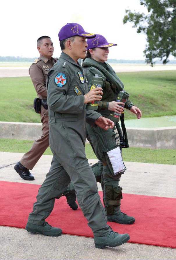 Imagini rare. Regina Suthida a Thailandei a pilotat singură un avion de luptă Gripen, ea are peste 1.188 de ore de zbor 1109404