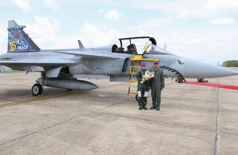 Imagini rare. Regina Suthida a Thailandei a pilotat singură un avion de luptă Gripen, ea are peste 1.188 de ore de zbor 1109405