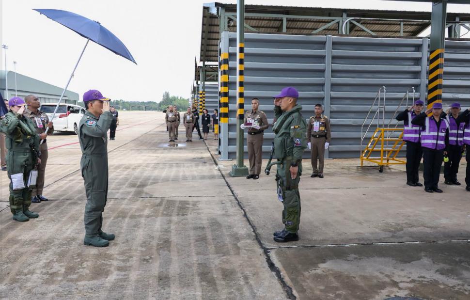 Imagini rare. Regina Suthida a Thailandei a pilotat singură un avion de luptă Gripen, ea are peste 1.188 de ore de zbor 1109406