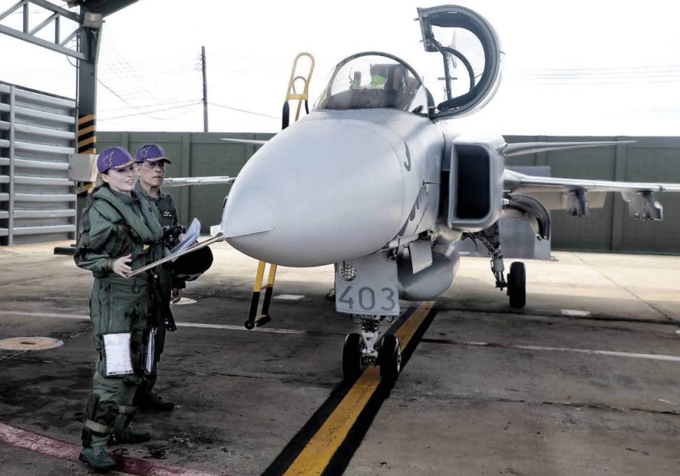 Imagini rare. Regina Suthida a Thailandei a pilotat singură un avion de luptă Gripen, ea are peste 1.188 de ore de zbor 1109409