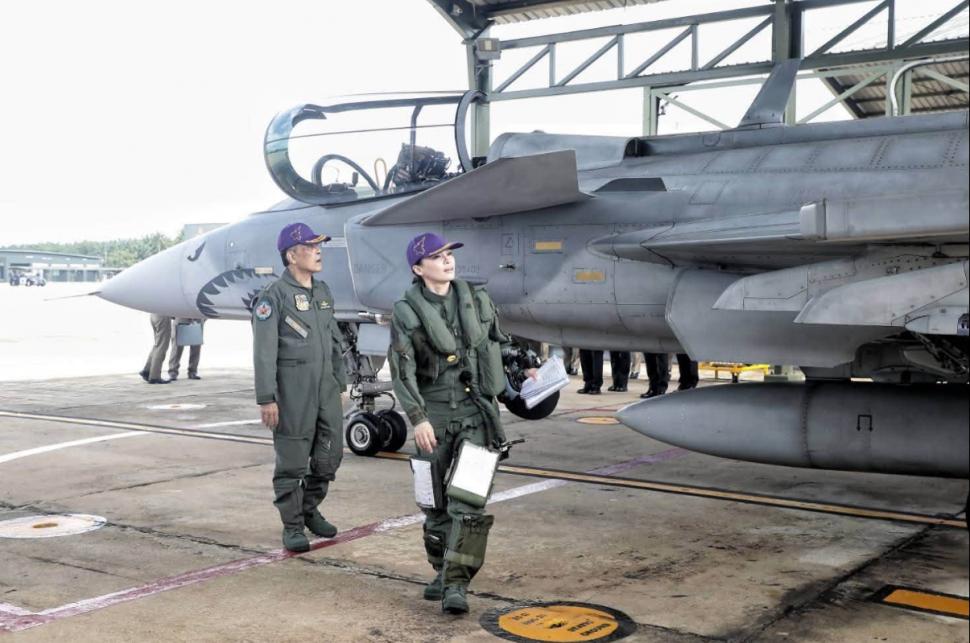 Imagini rare. Regina Suthida a Thailandei a pilotat singură un avion de luptă Gripen, ea are peste 1.188 de ore de zbor 1109410