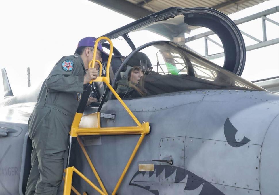 Imagini rare. Regina Suthida a Thailandei a pilotat singură un avion de luptă Gripen, ea are peste 1.188 de ore de zbor 1109411