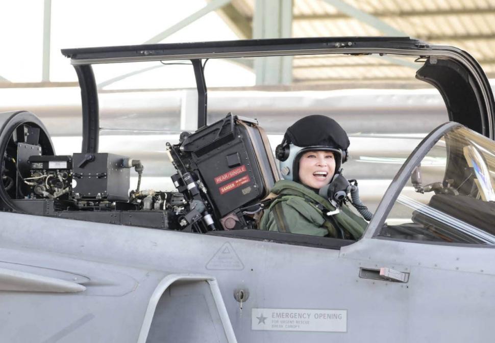 Imagini rare. Regina Suthida a Thailandei a pilotat singură un avion de luptă Gripen, ea are peste 1.188 de ore de zbor 1109412