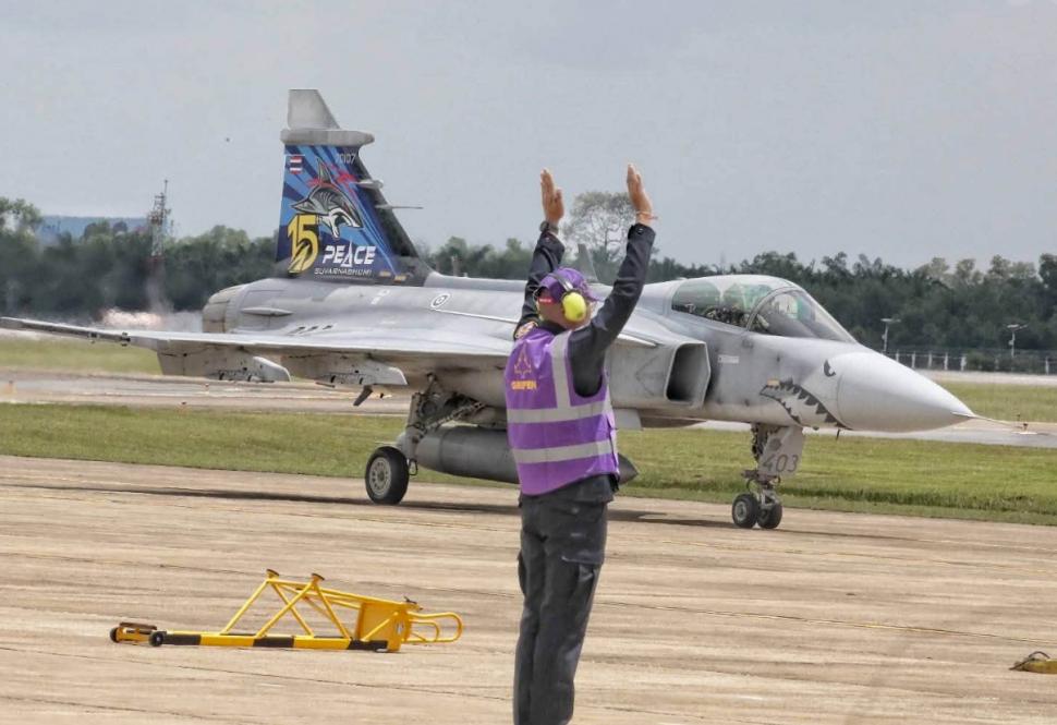 Imagini rare. Regina Suthida a Thailandei a pilotat singură un avion de luptă Gripen, ea are peste 1.188 de ore de zbor 1109414