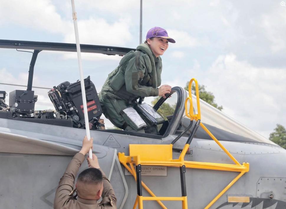Imagini rare. Regina Suthida a Thailandei a pilotat singură un avion de luptă Gripen, ea are peste 1.188 de ore de zbor 1109415