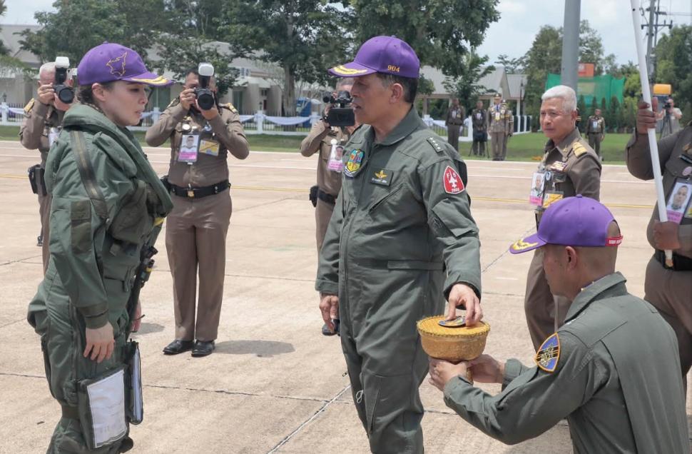 Imagini rare. Regina Suthida a Thailandei a pilotat singură un avion de luptă Gripen, ea are peste 1.188 de ore de zbor 1109416