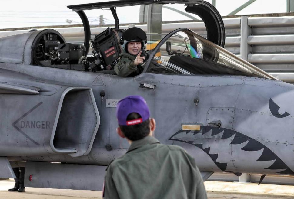 Imagini rare. Regina Suthida a Thailandei a pilotat singură un avion de luptă Gripen, ea are peste 1.188 de ore de zbor 1109417