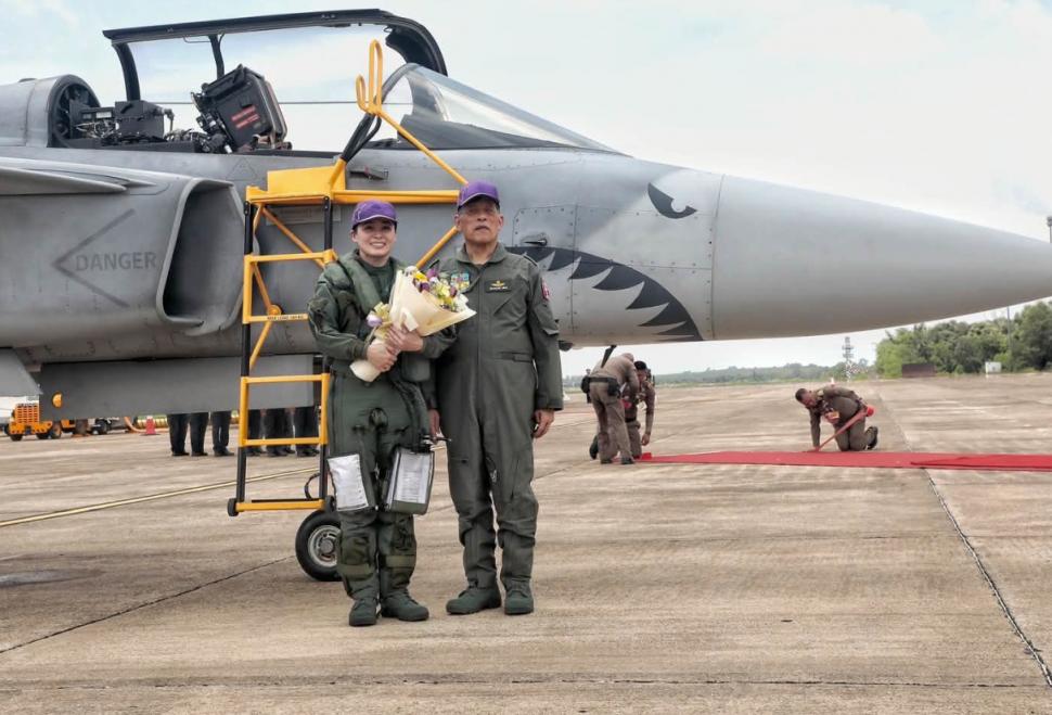 Imagini rare. Regina Suthida a Thailandei a pilotat singură un avion de luptă Gripen, ea are peste 1.188 de ore de zbor 1109418