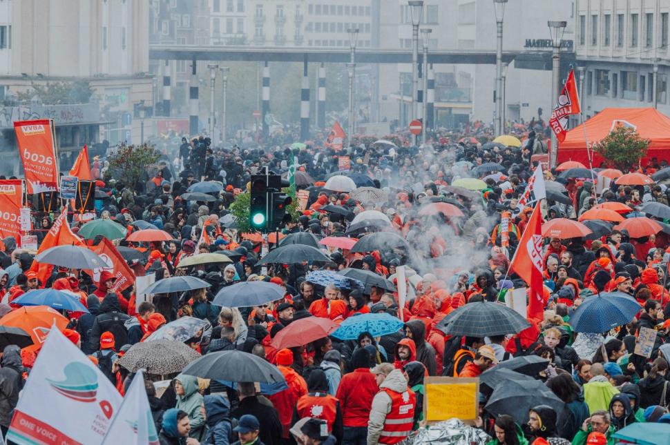 Proteste violente la Bruxelles din cauza scumpirilor şi a salariilor mici. Poliția a intervenit cu gaze lacrimogene și tunuri cu apă 1109542