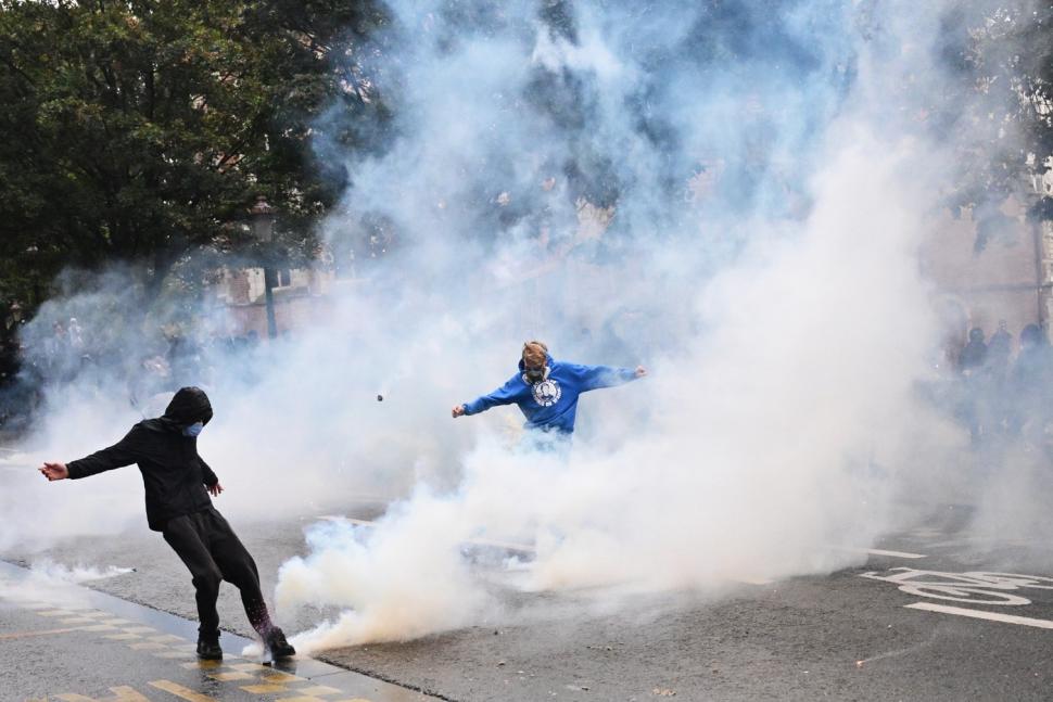 Proteste violente la Bruxelles din cauza scumpirilor şi a salariilor mici. Poliția a intervenit cu gaze lacrimogene și tunuri cu apă 1109543
