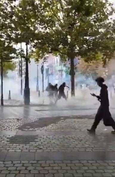 Proteste violente la Bruxelles din cauza scumpirilor şi a salariilor mici. Poliția a intervenit cu gaze lacrimogene și tunuri cu apă 1109546