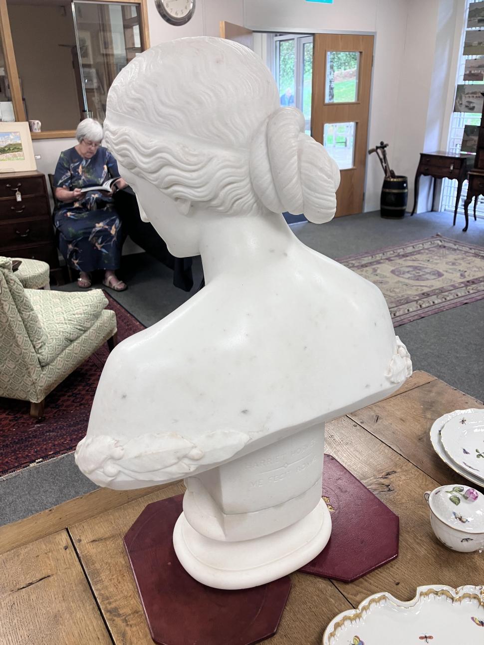 A fost confundată cu un ornament de grădină timp de 70 de ani. Dar s-a dovedit a fi o sculptură rară de marmură, din 1854 1110140