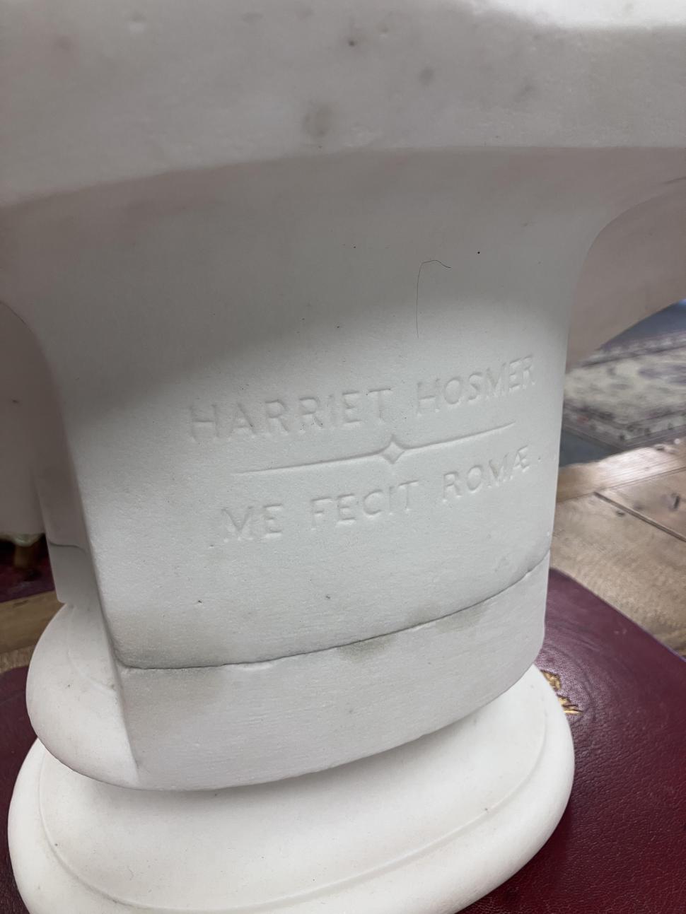 A fost confundată cu un ornament de grădină timp de 70 de ani. Dar s-a dovedit a fi o sculptură rară de marmură, din 1854 1110141