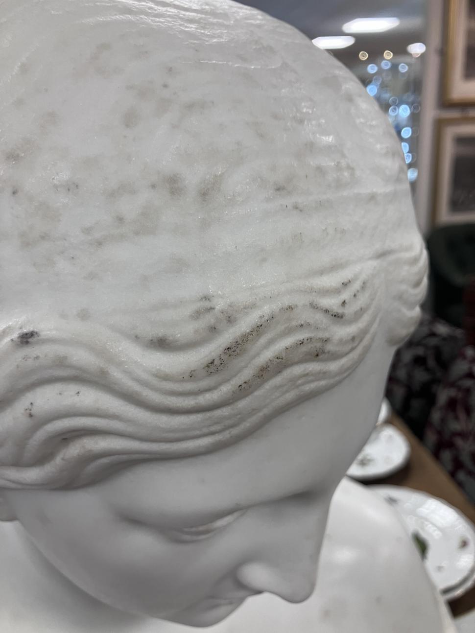 A fost confundată cu un ornament de grădină timp de 70 de ani. Dar s-a dovedit a fi o sculptură rară de marmură, din 1854 1110143