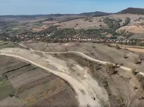 Imagini de pe şantierul Centurii Sighişoara, care va avea 13 km lungime și câte o bandă pe sens. Se vor amenaja și două parcări  1110160