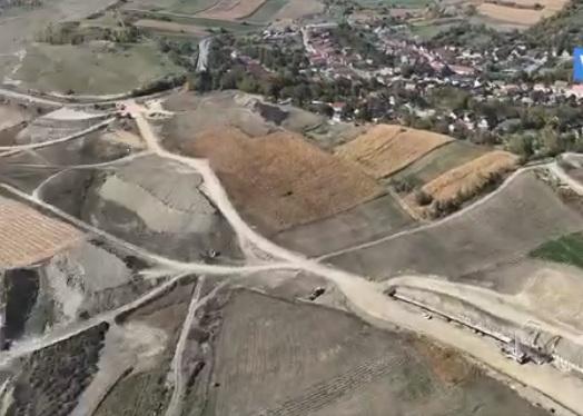 Imagini de pe şantierul Centurii Sighişoara, care va avea 13 km lungime și câte o bandă pe sens. Se vor amenaja și două parcări  1110161