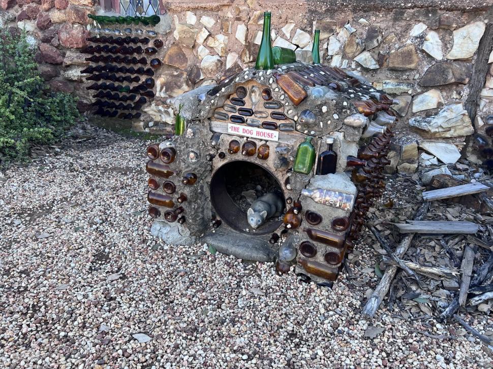 În 1967, un australian a construit o casă din mii de sticle aruncate. După 60 de ani, clădirea e încă în picioare și atrage turiștii 1110100