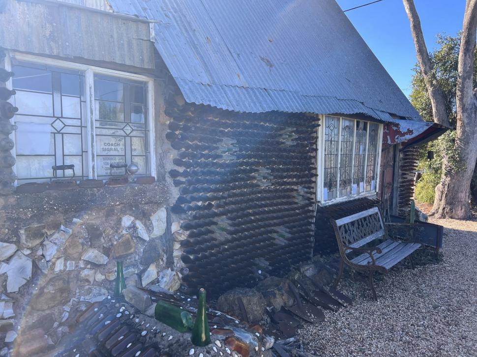 În 1967, un australian a construit o casă din mii de sticle aruncate. După 60 de ani, clădirea e încă în picioare și atrage turiștii 1110101