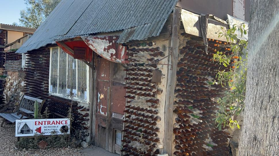 În 1967, un australian a construit o casă din mii de sticle aruncate. După 60 de ani, clădirea e încă în picioare și atrage turiștii 1110102