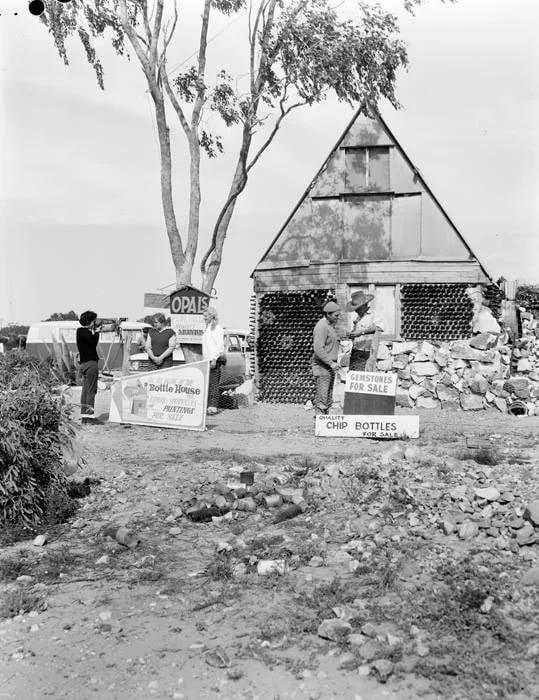 În 1967, un australian a construit o casă din mii de sticle aruncate. După 60 de ani, clădirea e încă în picioare și atrage turiștii 1110104