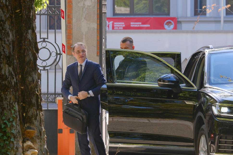 luca niculescu la sediul pnl iese din mașină