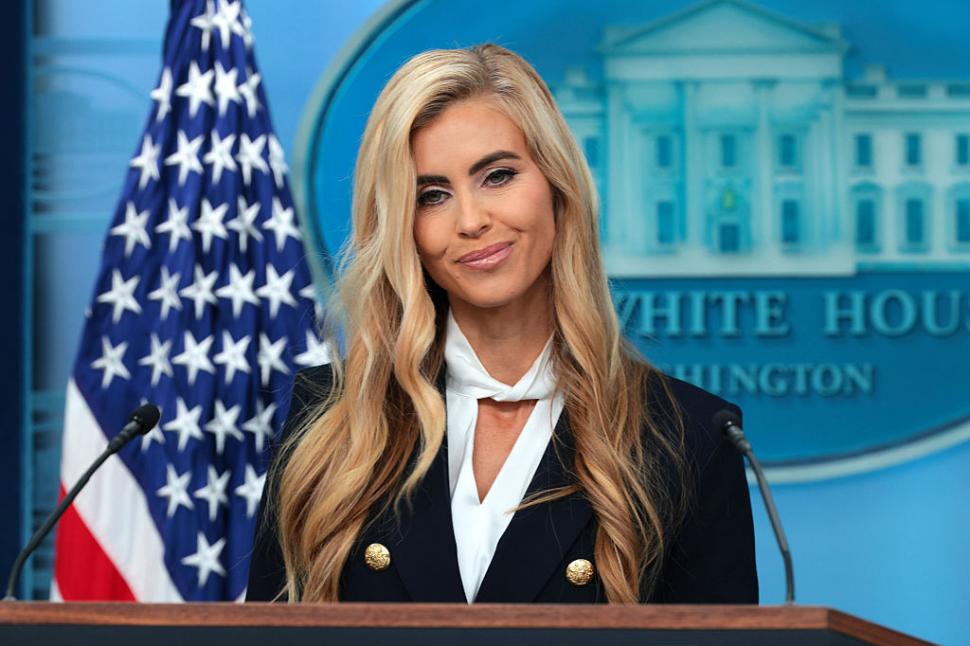 Katie Zacharia, noua purtătoare de cuvânt a lui Trump, a susținut prima ei conferință de presă. Ce se știe despre blonda controversată 1110617