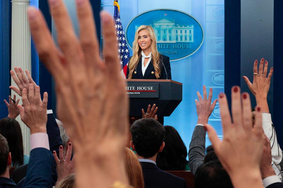 Katie Zacharia, noua purtătoare de cuvânt a lui Trump, a susținut prima ei conferință de presă. Ce se știe despre blonda controversată 1110623