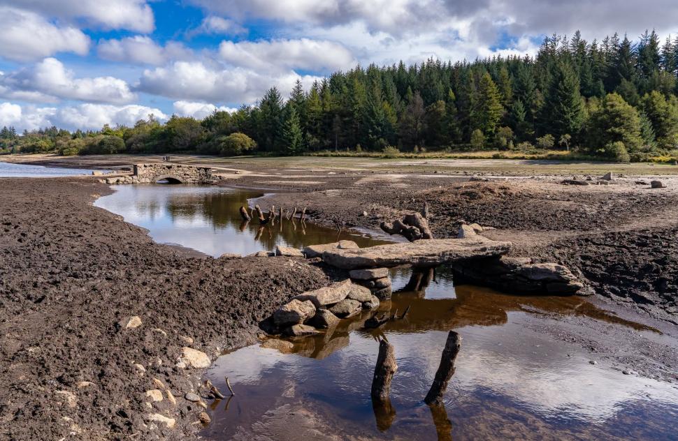 Seceta a scos la iveală sate vechi de 4.000 de ani, ascunse sub apele unui lac de acumulare din Anglia 1110499