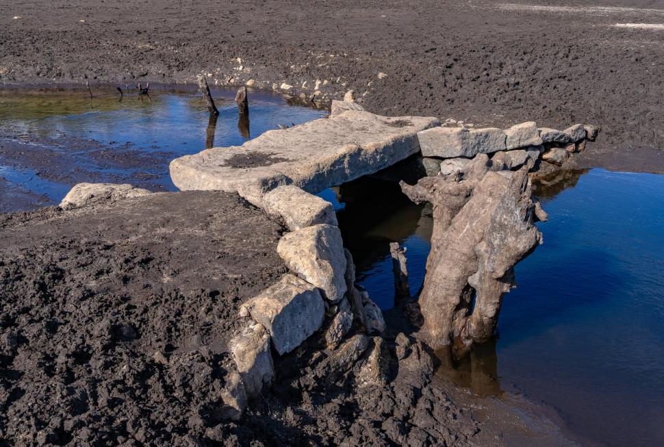 Seceta a scos la iveală sate vechi de 4.000 de ani, ascunse sub apele unui lac de acumulare din Anglia 1110503