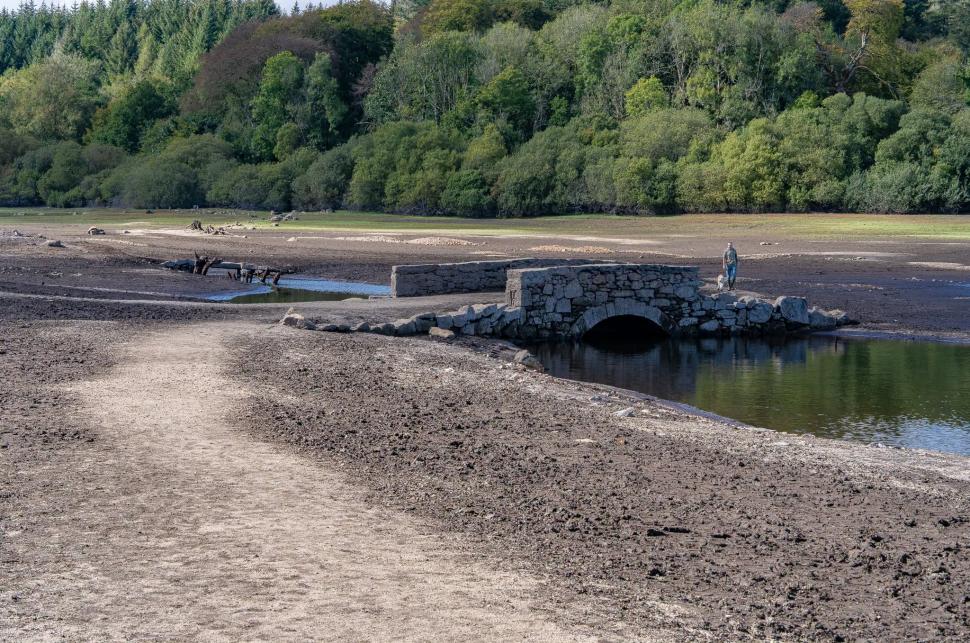 Seceta a scos la iveală sate vechi de 4.000 de ani, ascunse sub apele unui lac de acumulare din Anglia 1110506