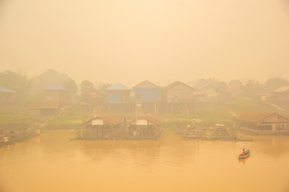 Cine e de vină pentru aerul toxic din sud-estul Asiei. Cerul din Indonezia și Singapore e portocaliu, în Malaezia s-au închis școlile  1110701