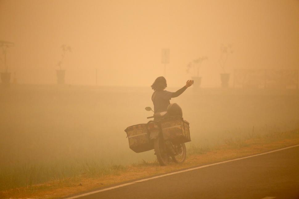 Cine e de vină pentru aerul toxic din sud-estul Asiei. Cerul din Indonezia și Singapore e portocaliu, în Malaezia s-au închis școlile  1110702