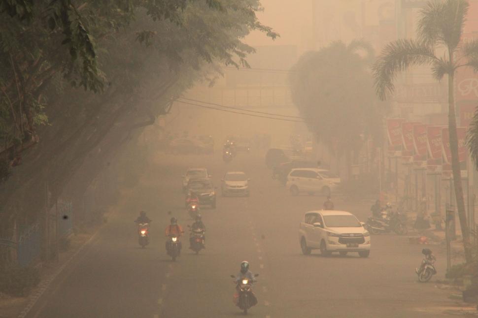 Cine e de vină pentru aerul toxic din sud-estul Asiei. Cerul din Indonezia și Singapore e portocaliu, în Malaezia s-au închis școlile  1110705