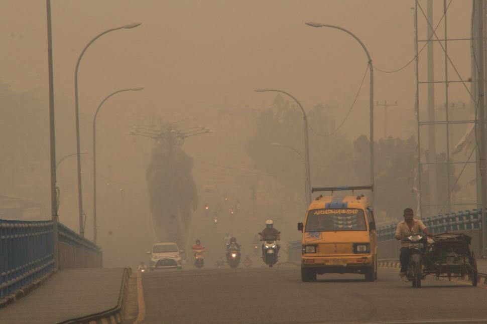 Cine e de vină pentru aerul toxic din sud-estul Asiei. Cerul din Indonezia și Singapore e portocaliu, în Malaezia s-au închis școlile  1110706