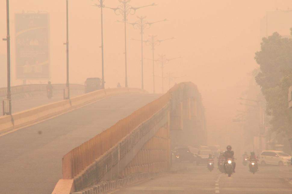 Cine e de vină pentru aerul toxic din sud-estul Asiei. Cerul din Indonezia și Singapore e portocaliu, în Malaezia s-au închis școlile  1110707